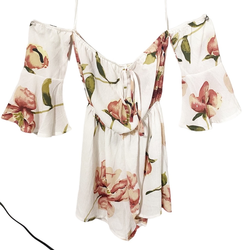 Floral of the shoulder romper